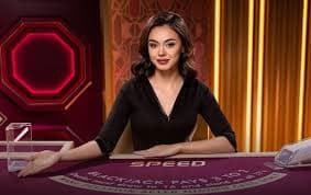 Tampilan meja yang jelas menampilkan semua kartu dan taruhan Tata letak meja Casino Hold'em
